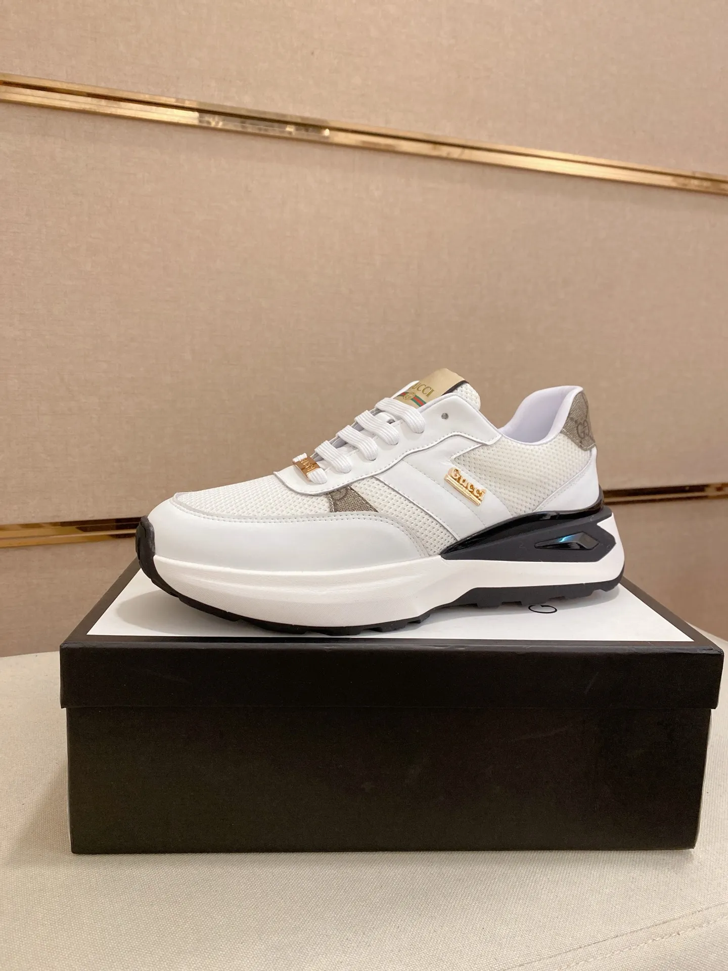 Men's shoes 💰 462💰The new GUCCI (Gucci) counters are launched simultaneously. The new men's shoes, 😘fabrics are selected from imported cowhide, and the lining is sheepskin lining. 👍🏿 High-end ☄️ air-cushion molded anti-slip rubber outsole, exquisite lines, simple and elegant, comfortable and high-end for leisure travel. Code number: 38 to 44 (45 can be customized and cannot be returned or exchanged)